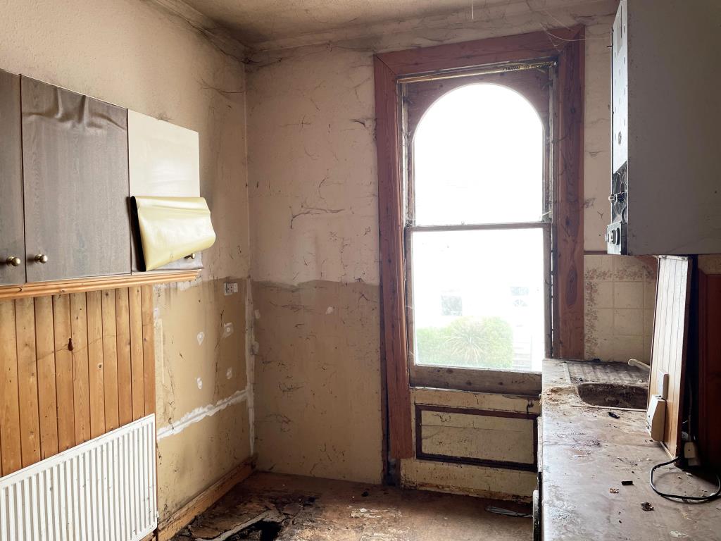 Lot: 3 - SPACIOUS MAISONETTE AND GARAGE REQUIRING COMPLETE REFURBISHMENT - Kitchen